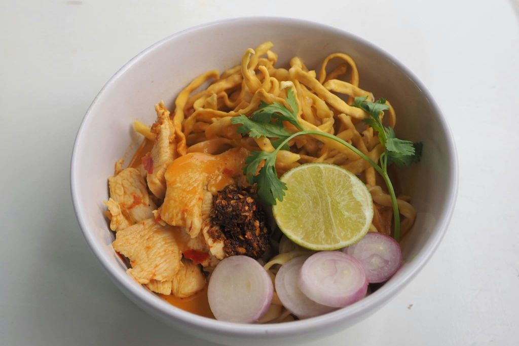 카오 소이는 풍부한 카레 국수 요리입니다.