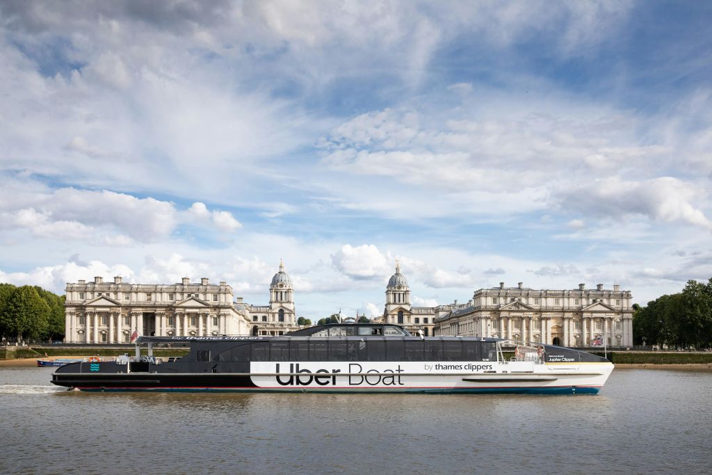 템스 클리퍼스 (Thames Clippers) 와 페인티드 홀 (The Painted Hall) 의 본거지인 올드 로열 네이벌 칼리지 (The Old Royal Naval College