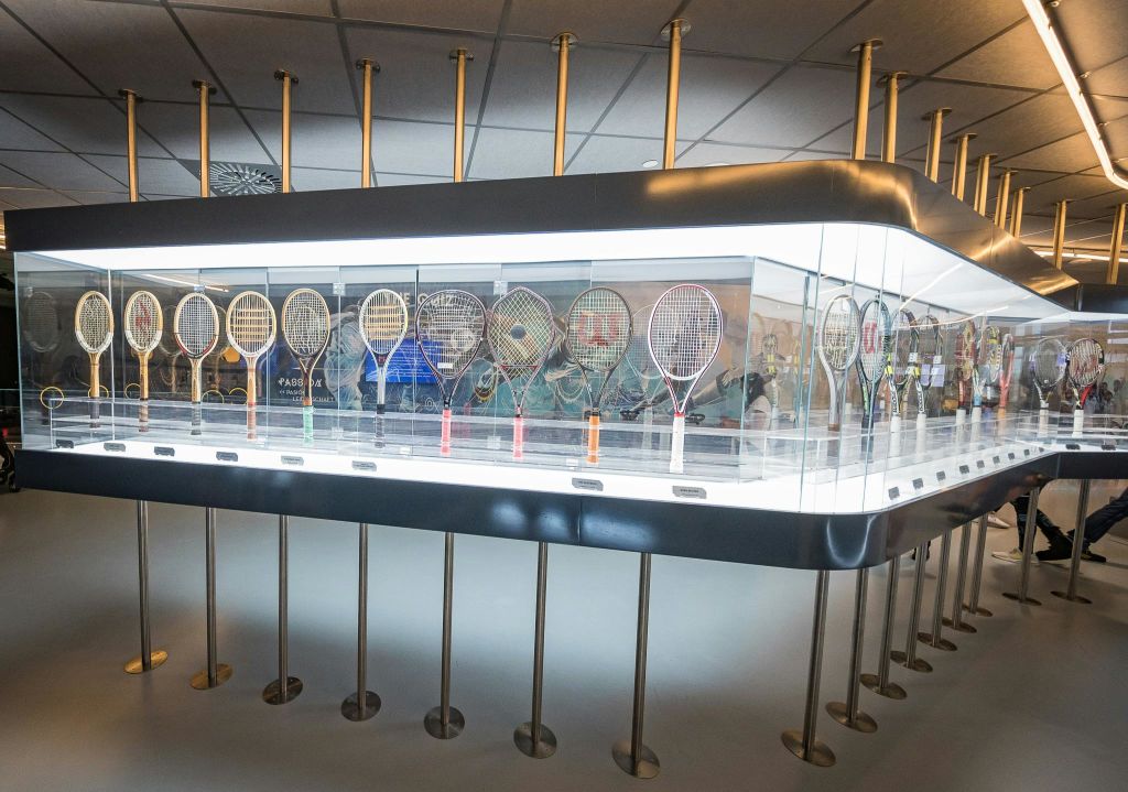 테니스 라켓의 진화와 라파 나달의 테니스 선수들이 기증한 라켓 컬렉션.