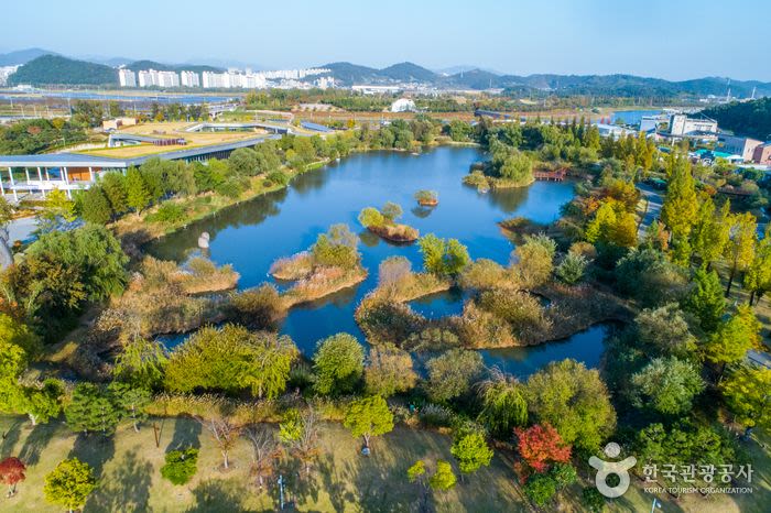 순천만 국가 정원의 전경