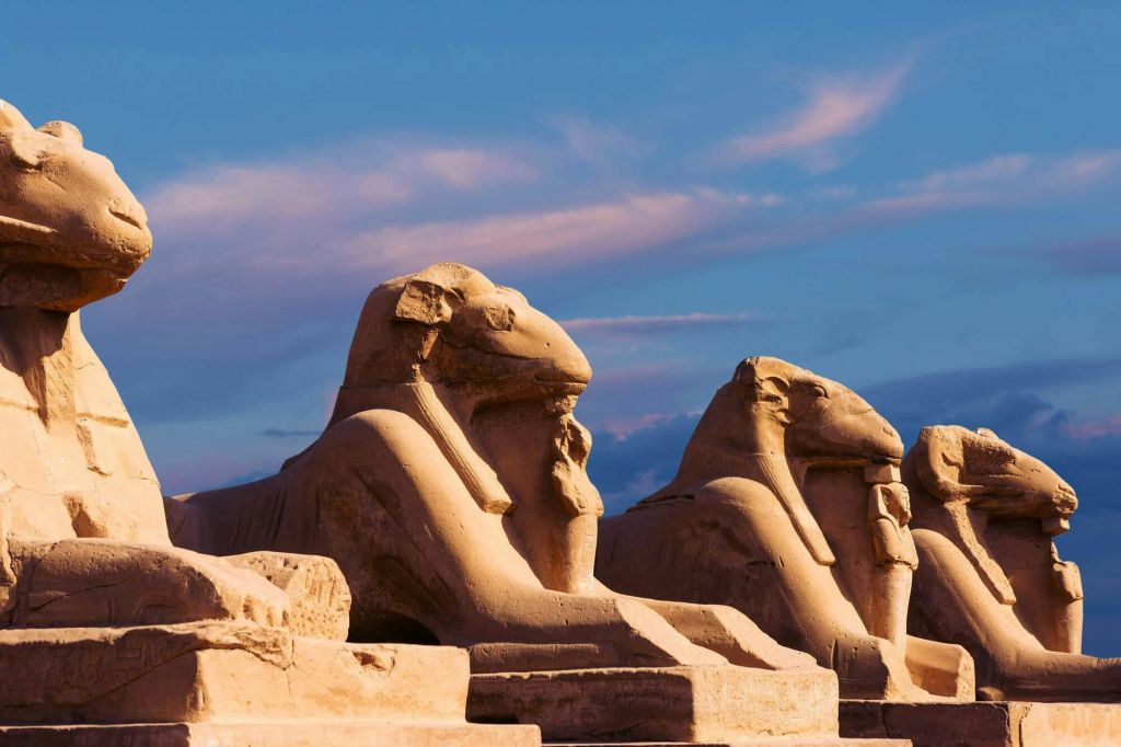 카르낙 사원의 신의 길 아문