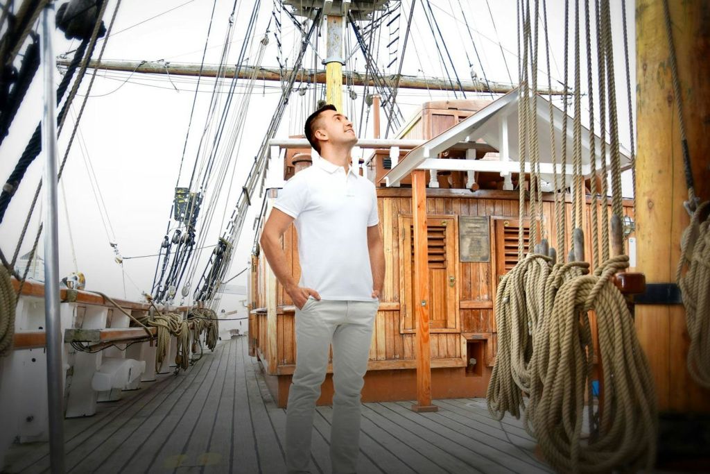 배를 타고 하늘을 올려다보는 남자