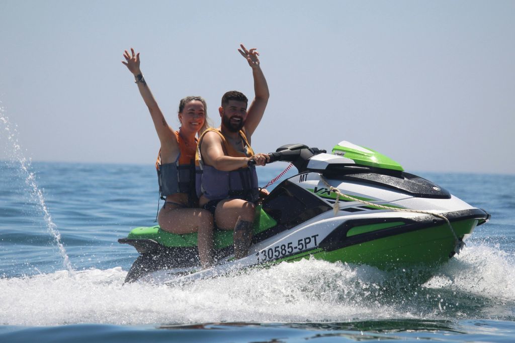 빠르고 재미있으며 기억에 남는 순간이 가득합니다. Moments Watersports와 함께 제트 스키를 타세요!