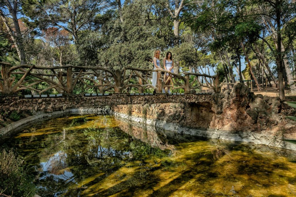 낙엽사슴숲의 호수. 사마 공원. 캄브릴스