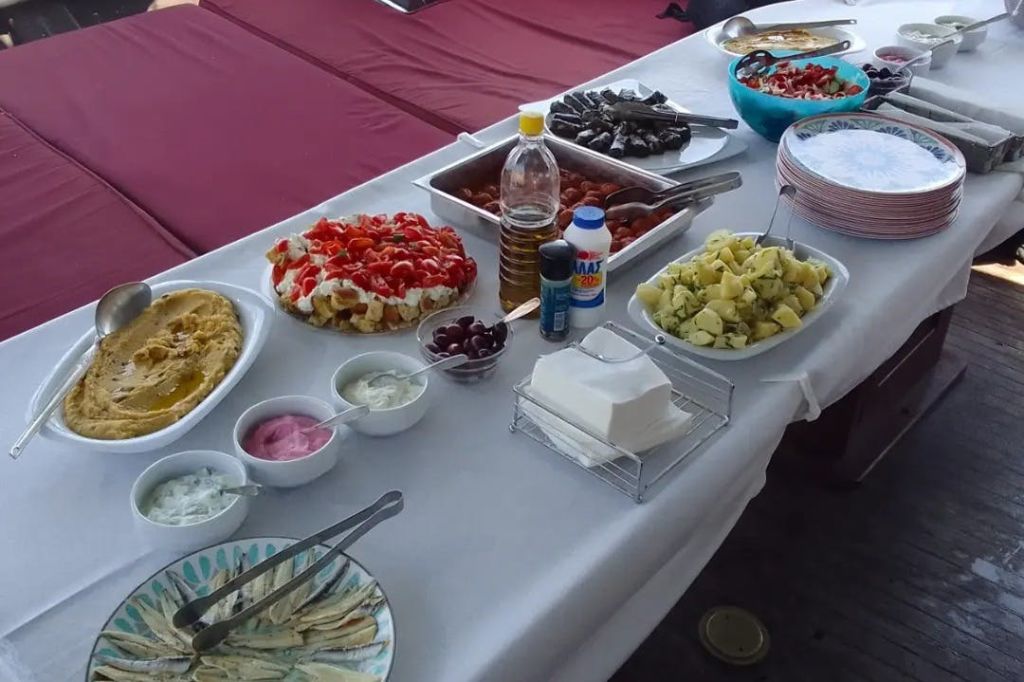 수제 음식과 함께하는 점심 식사