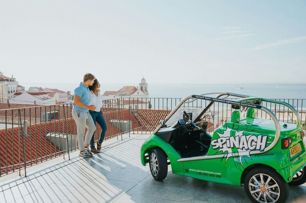 커플과 함께 즐기는 리스본 시금치 투어 포르타스 두 솔 전망대에서 타구스 강 전망을 즐기세요.