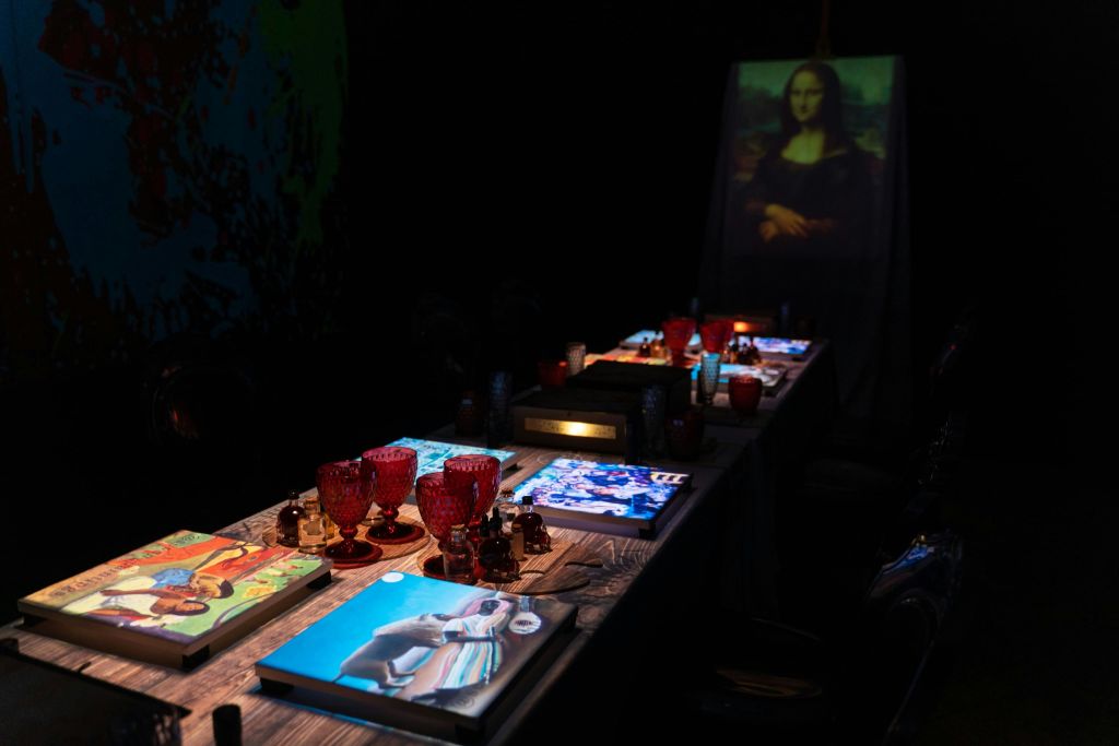 7개의 그림은 주요 설정을 묘사합니다.