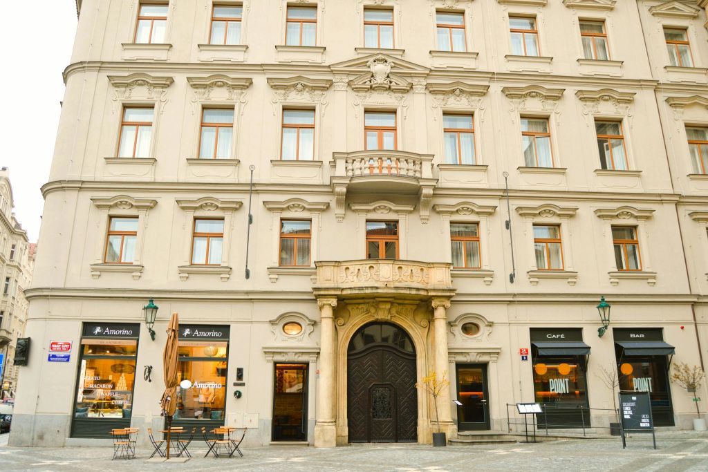 우리가 평소에 눈치채지 못하고 지나치곤 했던 건물에 대한 매혹적인 역사를 배워보세요.