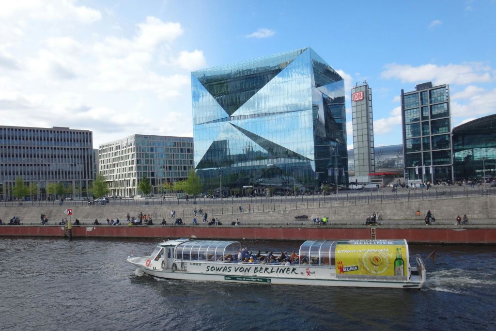 새로운 베를린 중앙역과 더 큐브 앞에 있는 컨버터블 선박 BärLiner