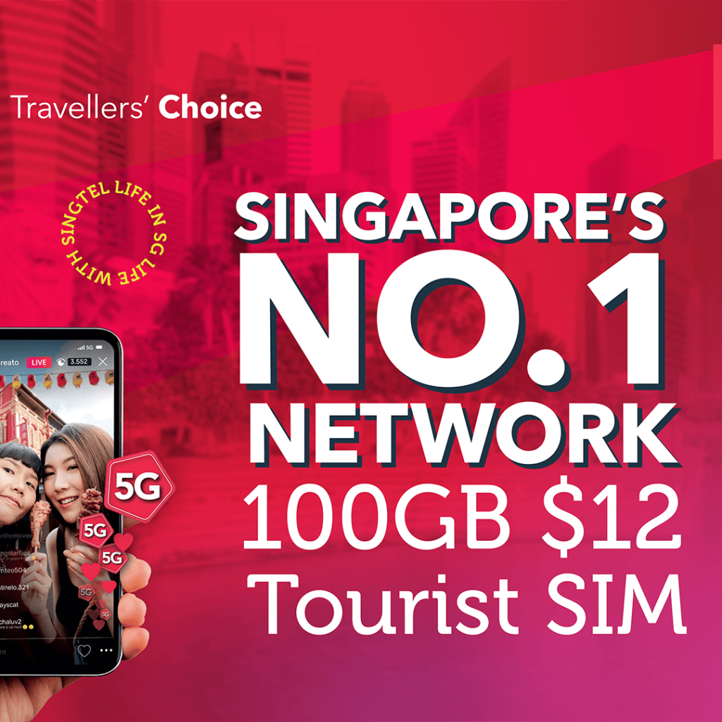 100GB의 "싱가포르 최고의 네트워크" 를 $ 12 여행자 유심에 제공하는 Singtel 광고. 셀카를 찍는 사람들을 보여줍니다.