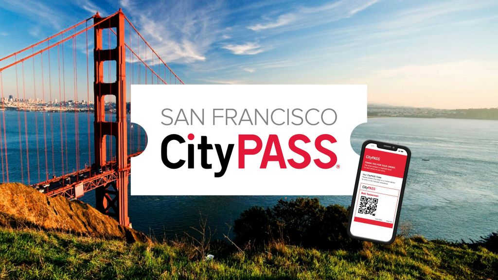 "San Francisco CityPASS" 텍스트 오버레이와 디지털 CityPASS 티켓이 표시된 스마트폰이 있는 금문교.