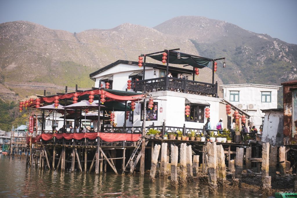 유명한 어촌 마을에서 고풍스러운 수상 가옥(아마도 분홍 돌고래도 볼 수 있습니다!)을 노를 저어 보세요.