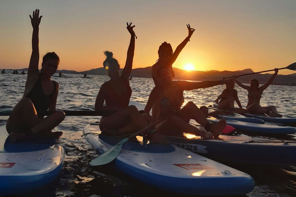 칸파스티야 해변에서 스탠드업 패들보딩 즐기기