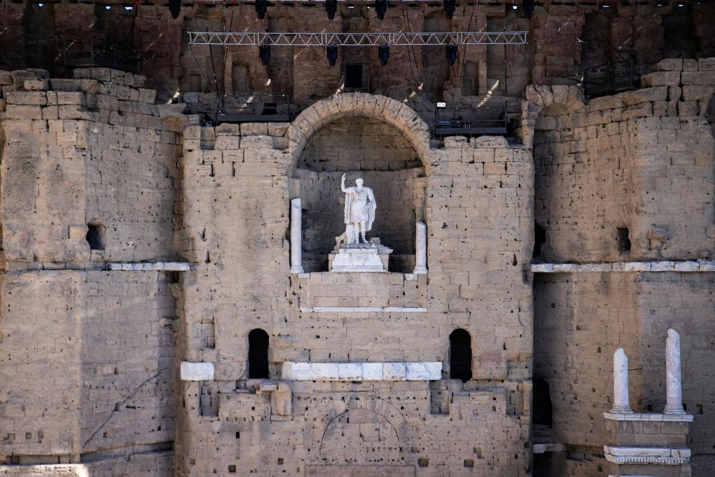 Théâtre Antique d 'Orange는 서양에서 가장 잘 보존된 무대 벽으로 유명합니다.