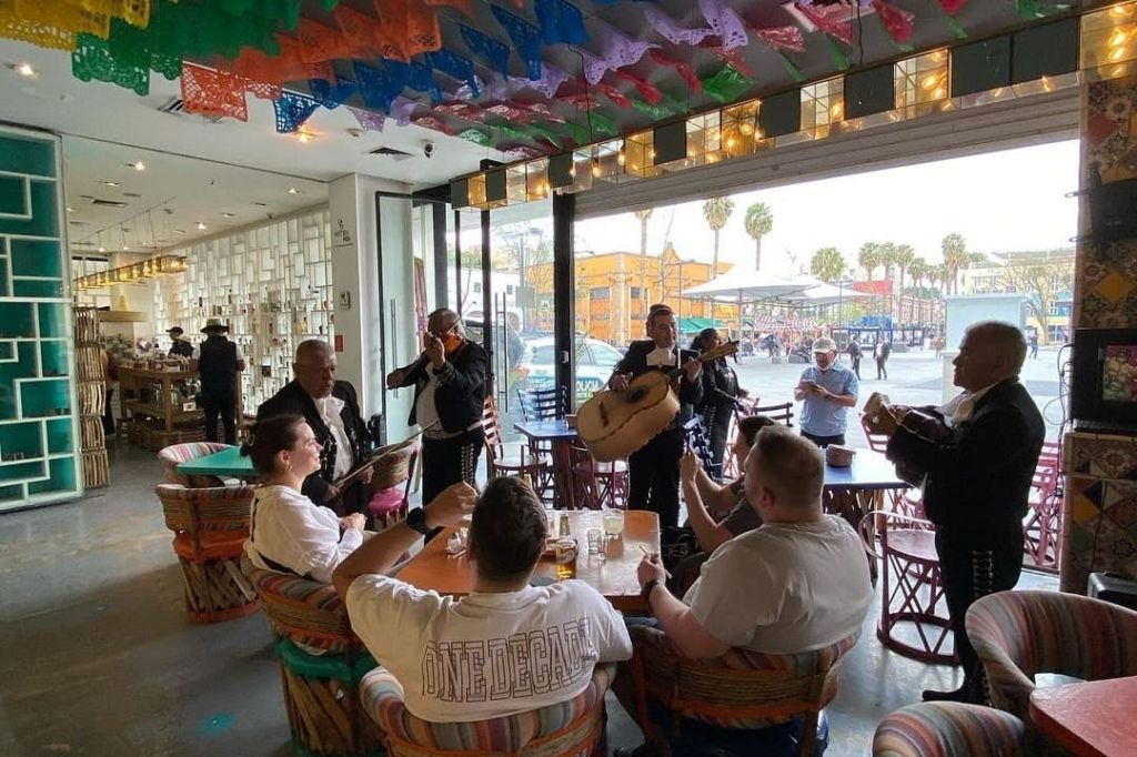 마리아치와 함께 음료를 즐기는 고객.