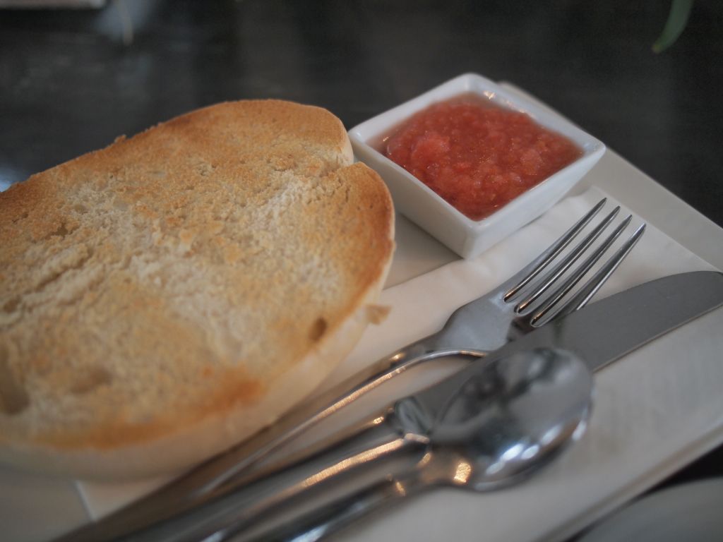 아침 식사로도 안주로도 좋은 판 콘 토마테.