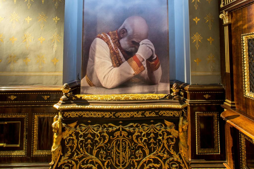 프란츠 요셉 황제는 돌아가신 황태자를 위해 기도하기를 원했습니다.