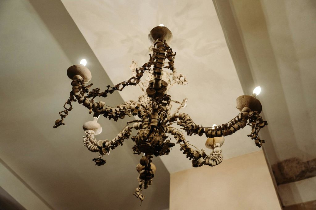 알겠습니다! 번역은 다음과 같습니다.

"카타콤과 독점 뼈 지하실이 있는 로마 지하 투어"