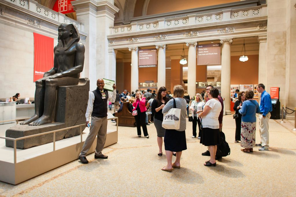 이 줄 서지 않는 진드기로 투탕카문 무덤에서 유물을 발견하고 과거의 풍부한 보물을 발견하세요