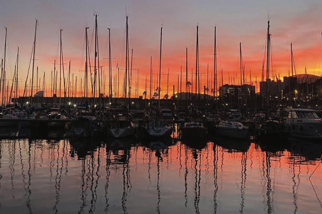 항구에서 감상하는 석양