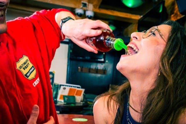 사진을 찍는 게스트