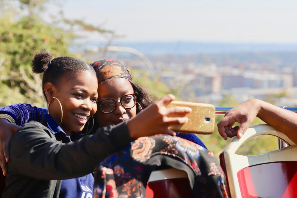 오픈탑 버스에서 셀카를 찍으세요