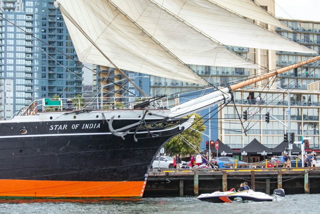 Star of India 바로 옆에 있습니다.