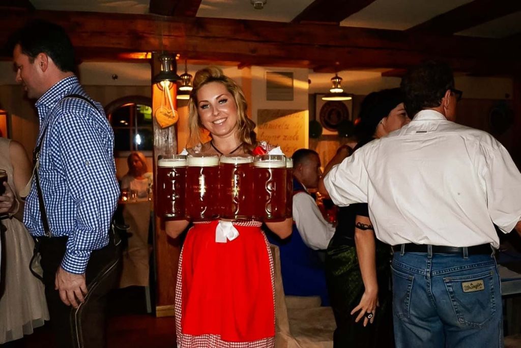 손에 맥주잔을 들고 웃는 웨이트리스