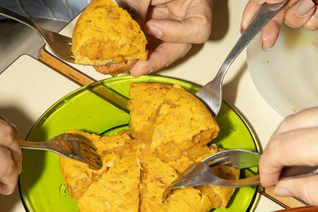 스페인의 대표 타파스 요리인 토르티야를 직접 만들어보세요.