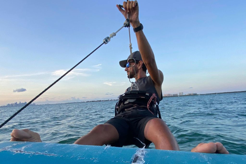 돛에 스릴을 더하고 트라페즈에서 보트에서 내리세요!