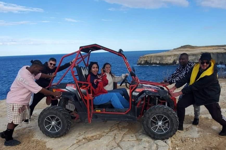 버기 옆에서 포즈를 취하는 친구들