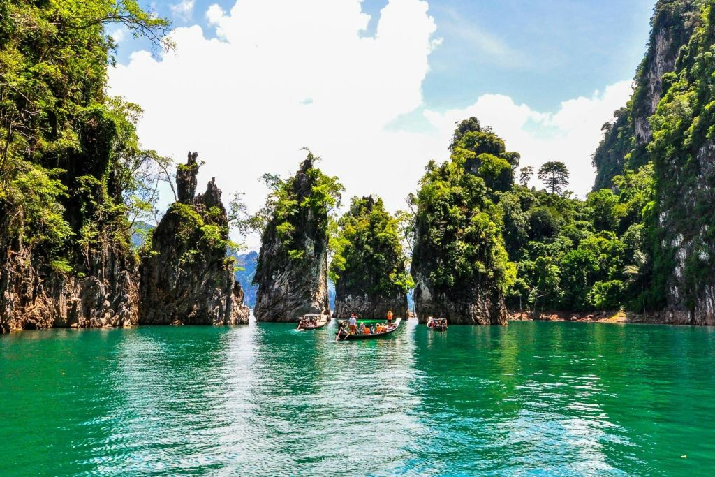 카오속 국립공원 (Khao Sok National Park) 의 주란 호수 (Cheow Lan Lake) 의 신비로운 아름다움에 빠져보세요.