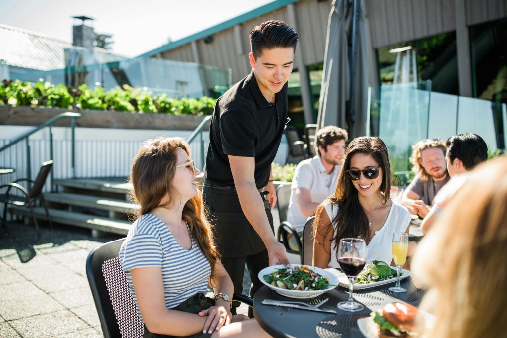 여름에는 알티튜드 비스트로 (Altitudes Bistro) 에서 식사를 즐기세요.