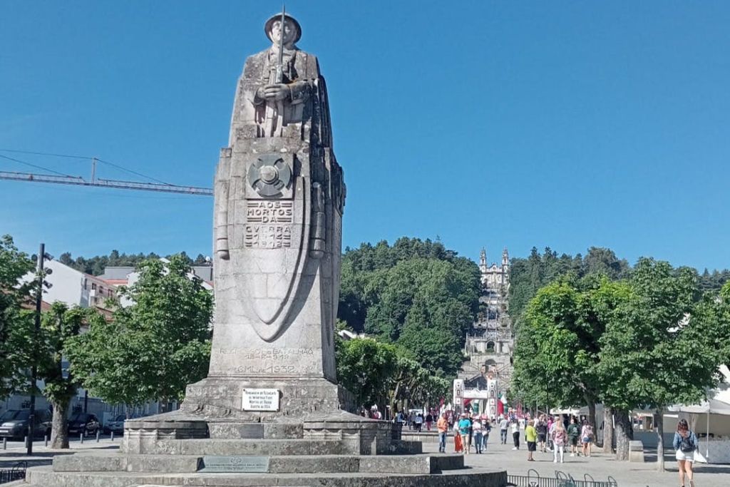 군인의 동상이 있는 석조 기념비. 나무가 우거진 길을 걷다 보면 커다란 계단이 나옵니다.