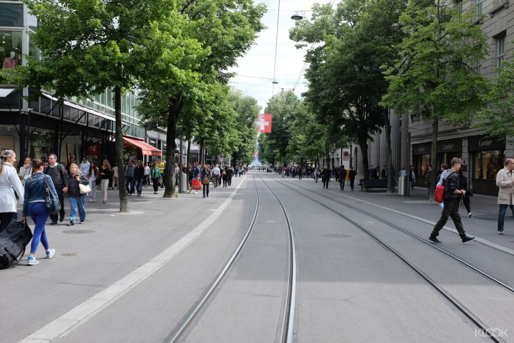 반호프슈트라세(Bahnhofstrasse)는 스위스 취리히의 유명한 거리입니다. 수많은 명품 매장이 있는 세계에서 가장 비싸고 고급스러운 쇼핑 거리 중 하나입니다.