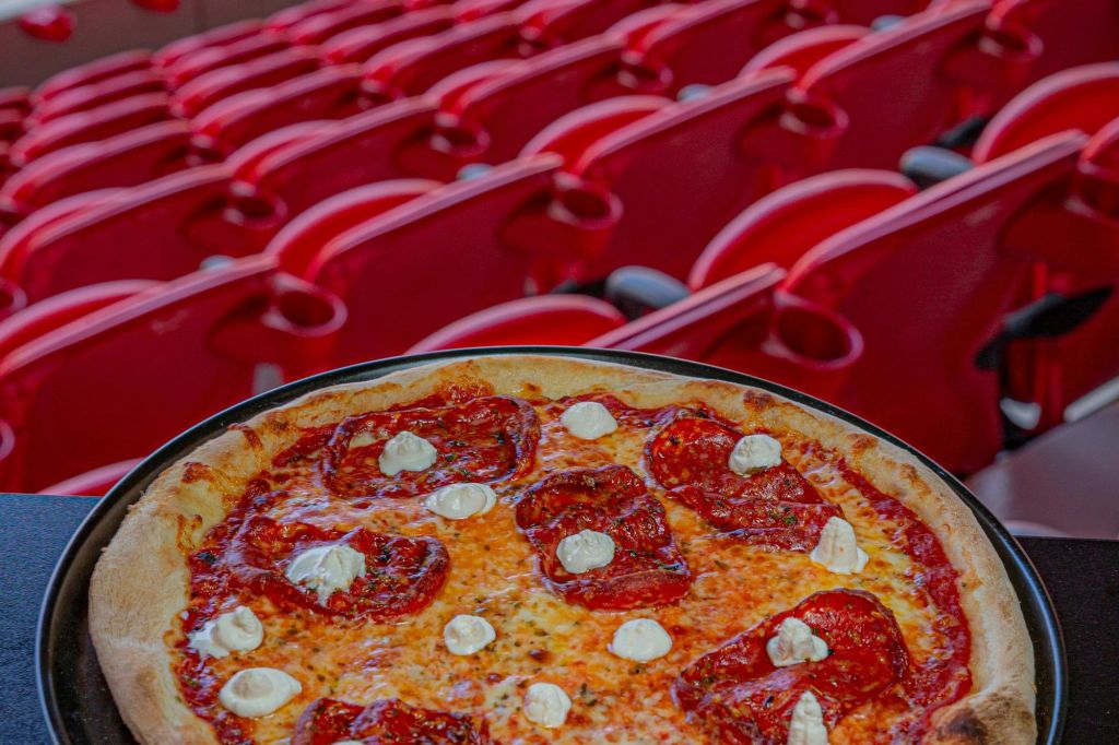 스타디움 잔디밭이 내려다보이는 레스토랑에서 제공되는 요리 중 하나