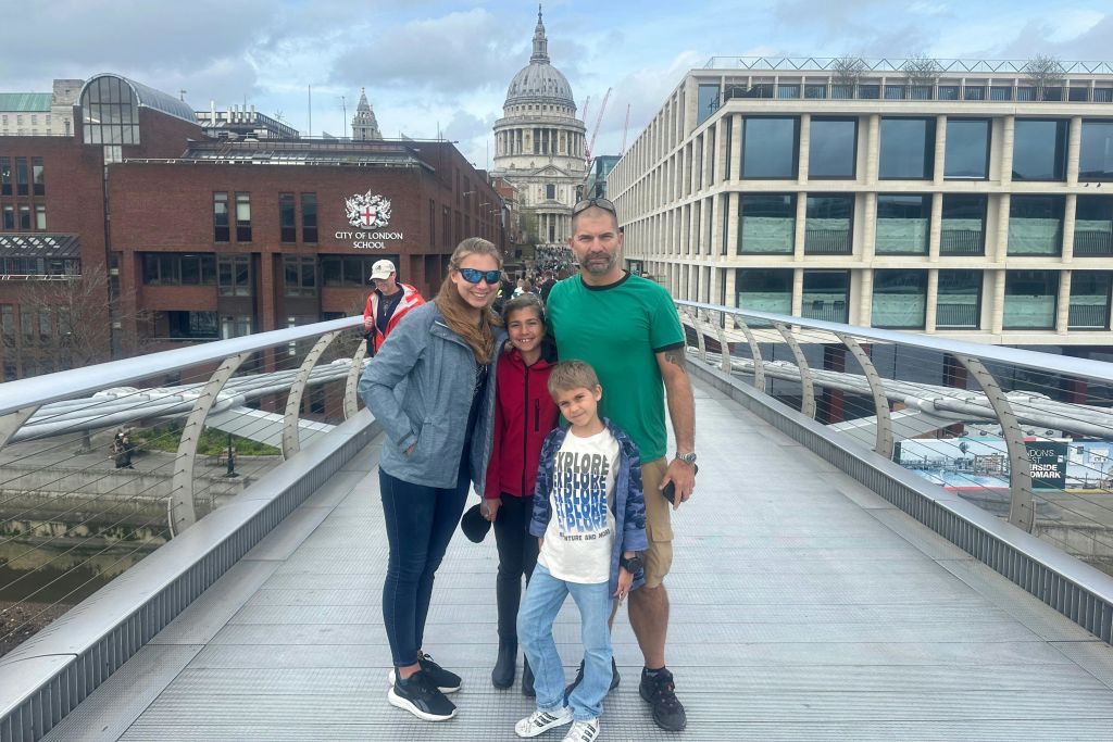 다리에 서 있는 가족