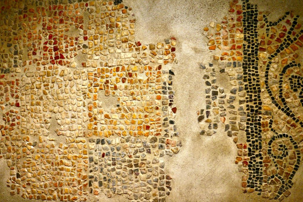 지하 발굴에서 복원된 모자이크의 세부 사항