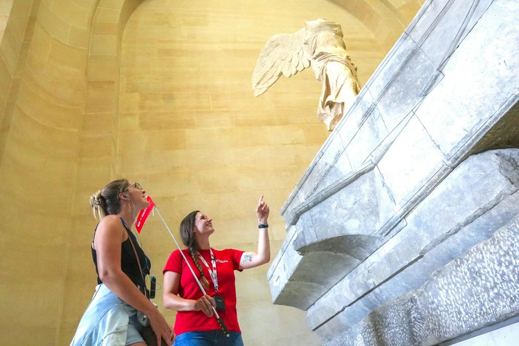 사모트라케의 나이키라고도 불리는 이 걸작은 하늘에서 내려오는 여신을 장엄하게 묘사합니다.