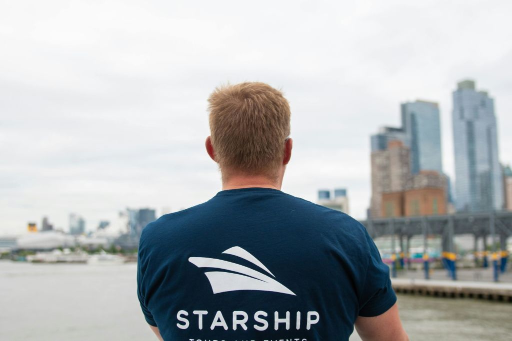 승무원들이 도시 관광지를 내려다보고 있습니다. 그들은 결코 늙지 않는다.