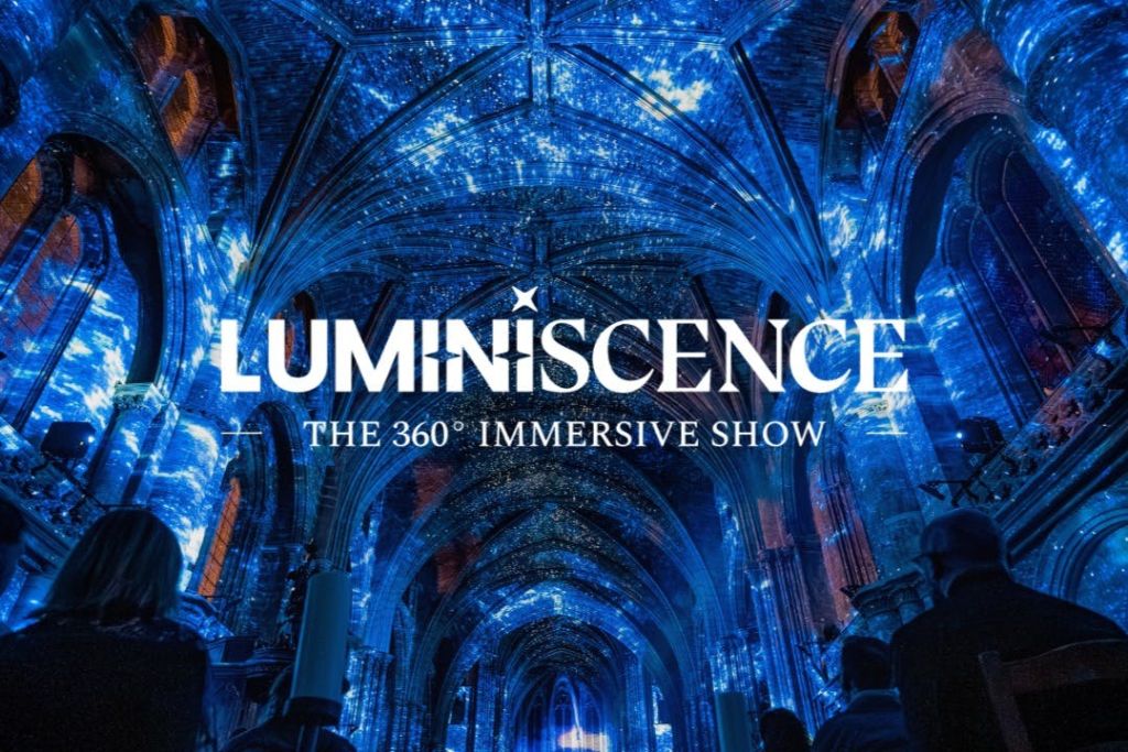 별이 빛나는 푸른 빛의 대성당 내부가 특징인 몰입형 쇼 'Luminescence' 의 홍보 이미지입니다.