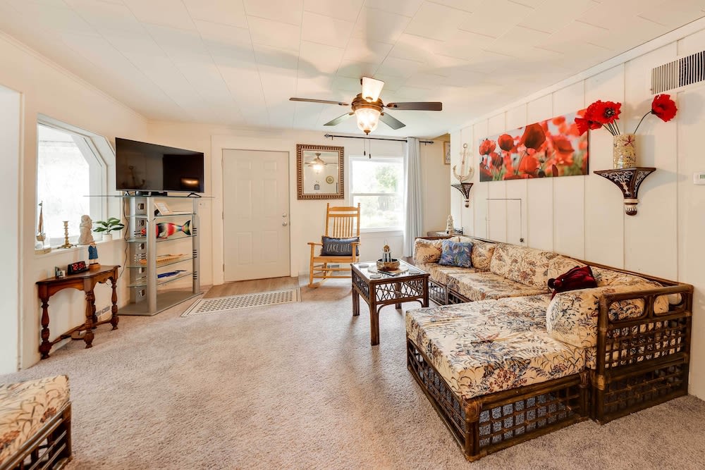 Powers Lake Home w/ Patio 9 Mi to Lake Geneva! 트리플 숙소