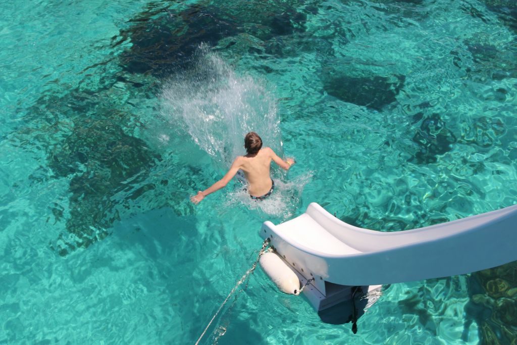 바다로 미끄러져 들어가기