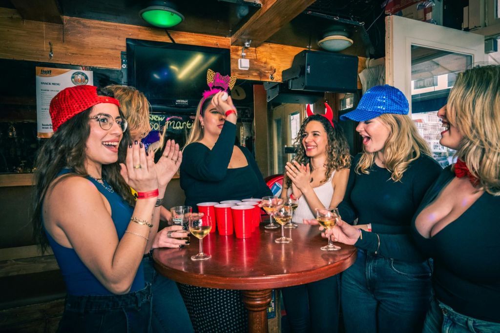 게임을 즐기는 게스트의 이미지