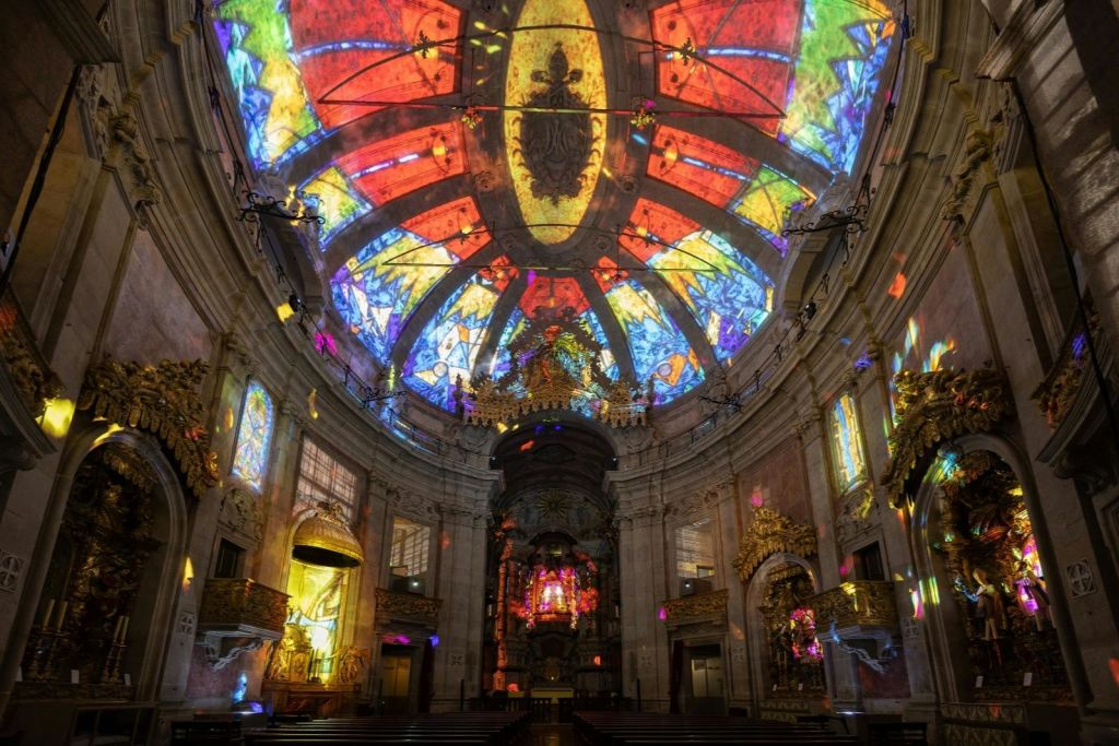 이그레하두스클레리고스에서 열리는 스피리투스 멀티미디어 쇼