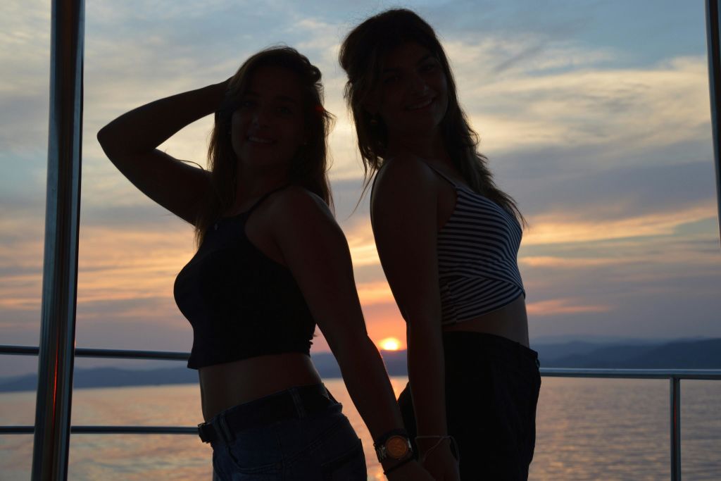 석양을 배경으로 즐기는 소녀 사진 촬영