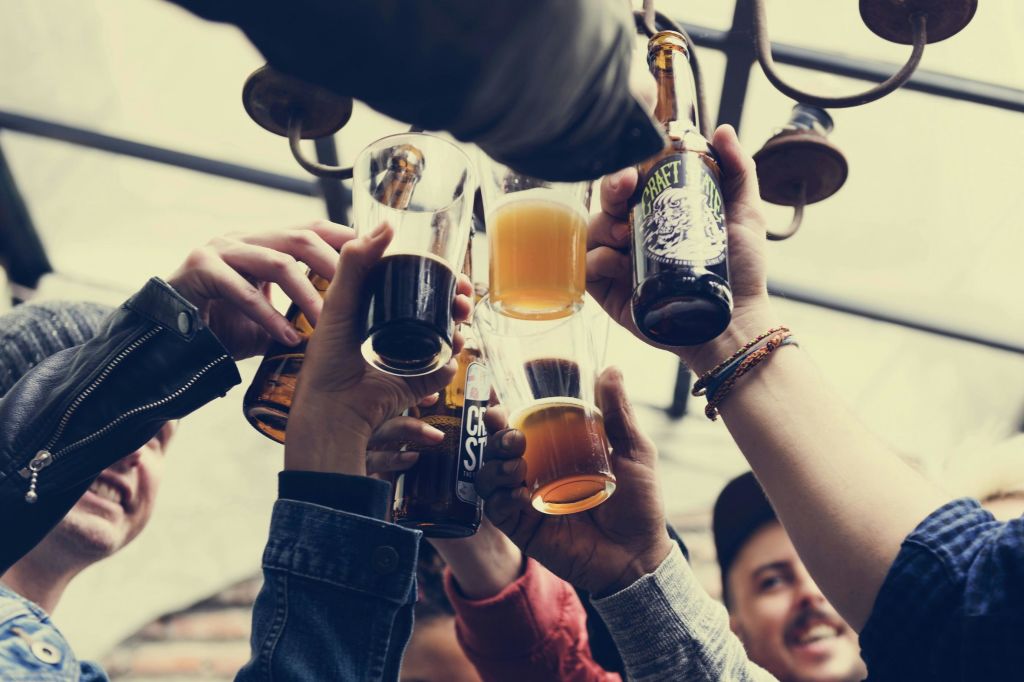 손잡고 음료 맥주 병 환호