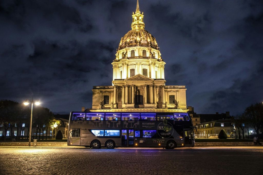 파리 앵발리드 (Invalides) 앞의 토케 샹젤리제 (Toqué Champs-Elysées) 버스