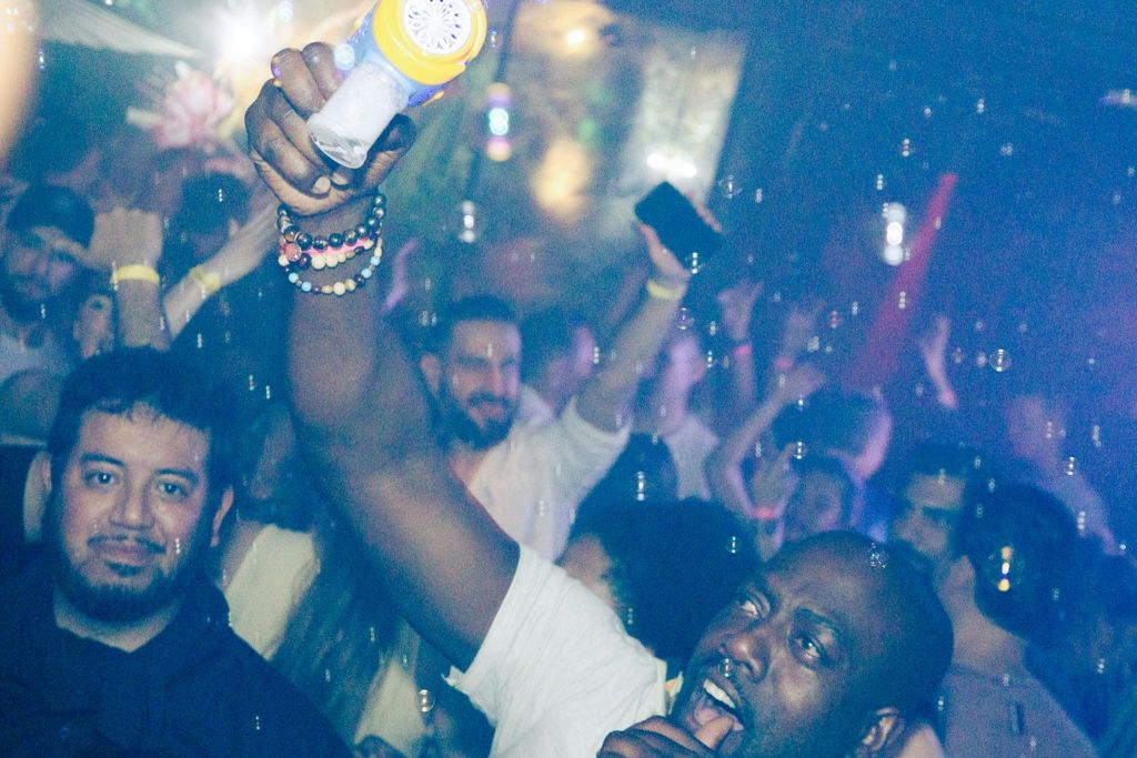 펍 크롤링 장소 중 한 곳에서 즐거운 시간을 보내고 있는 일행의 사진입니다.