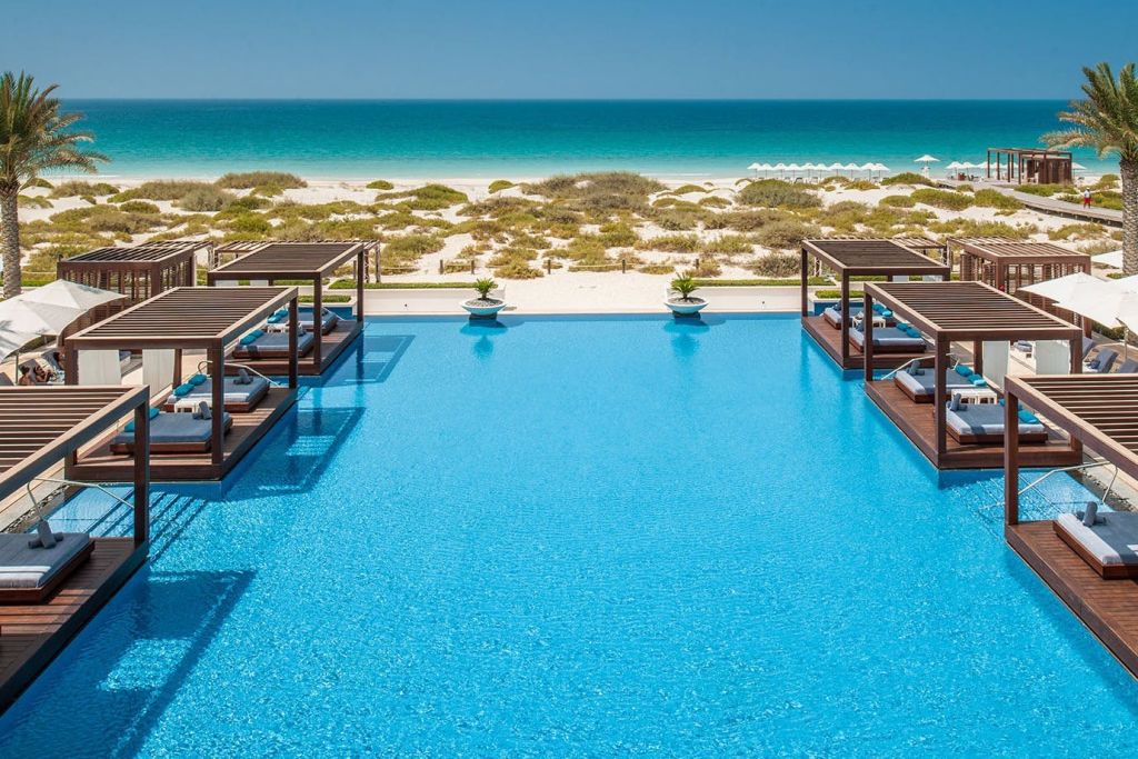 사디야트 해변 수영장, 해변